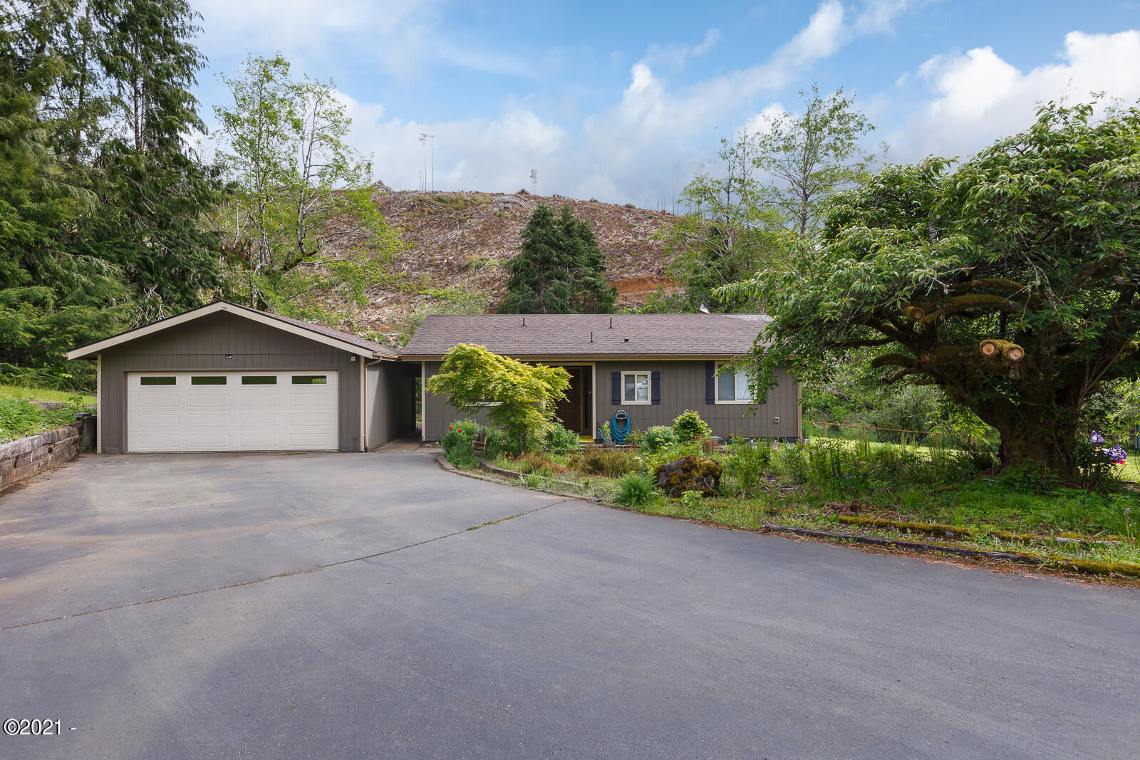 Property Photo: 29 N Stafford Avenue OR 97368