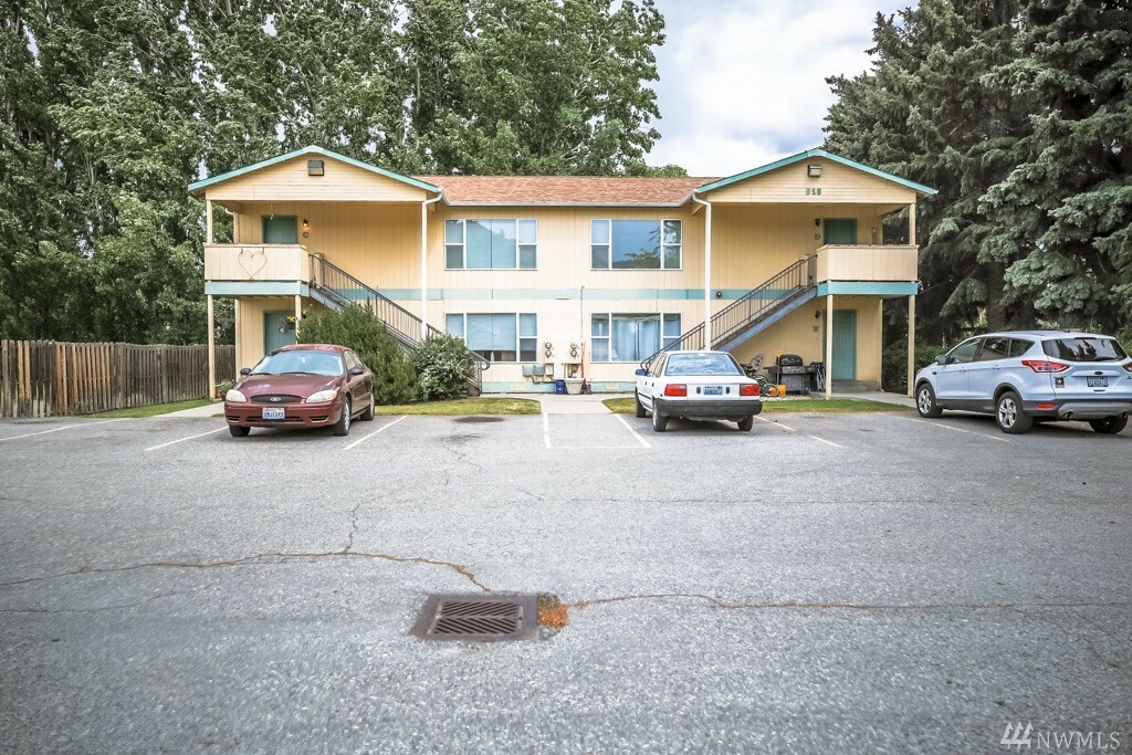 Property Photo: 913 S Wilson St WA 98801
