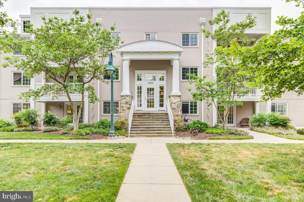 Property Photo:  4063 S Four Mile Run Drive 201  VA 22204 