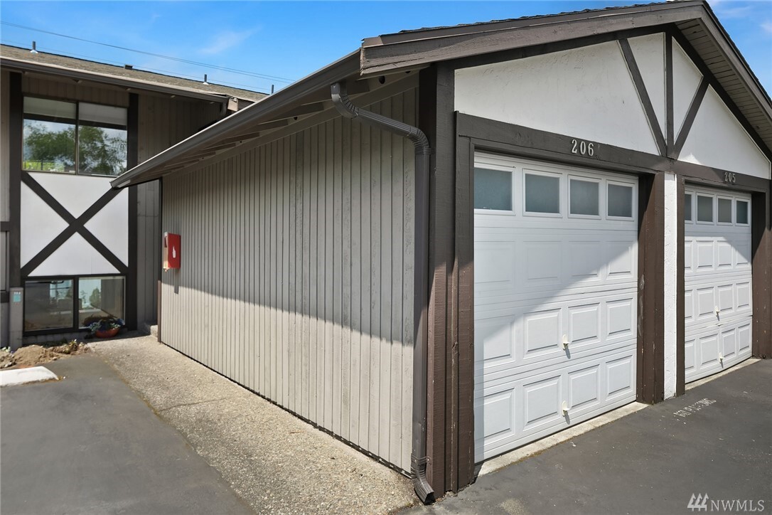Property Photo:  321 SW 112th St 206  WA 98146 