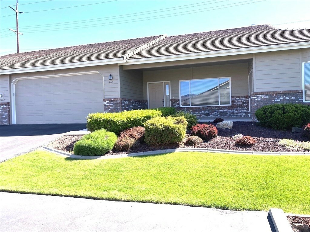 Property Photo: 1380 Eastmont Avenue 1406 WA 98802
