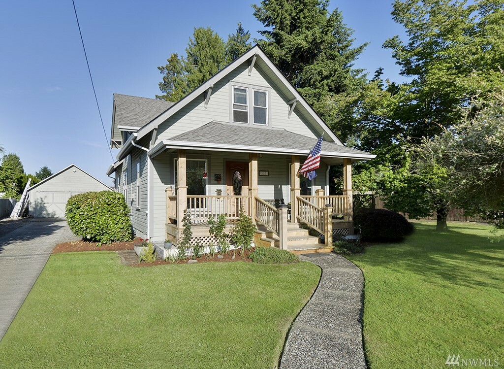 Property Photo: 517 10th St SE WA 98372