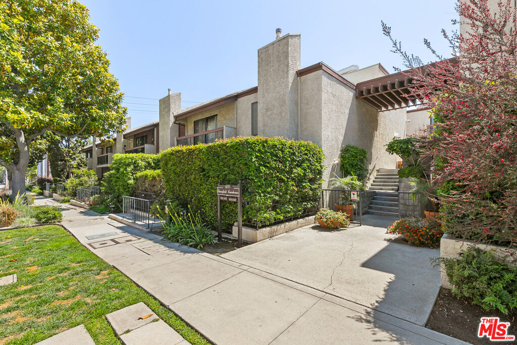 Property Photo:  1655 Greenfield Avenue 23  CA 90025 