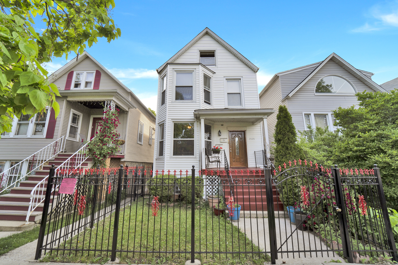 Property Photo: 2524 N Ridgeway Avenue IL 60647
