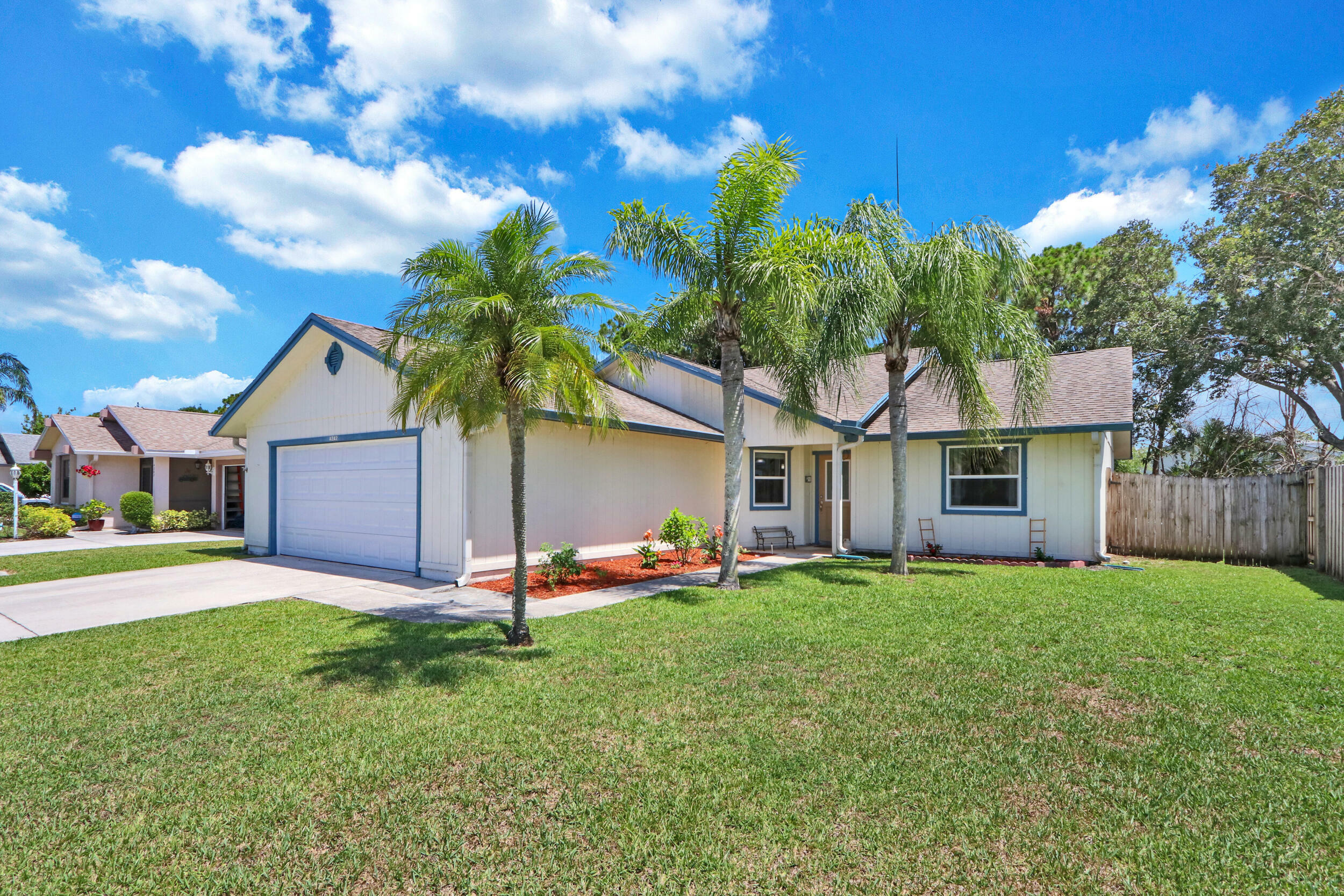 Property Photo:  4242 SE Satinleaf Place  FL 34997 