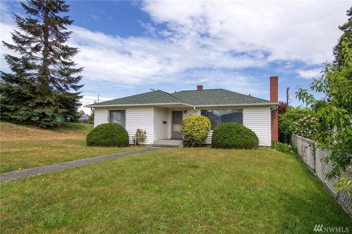 Property Photo: 823 W 8th St WA 98363