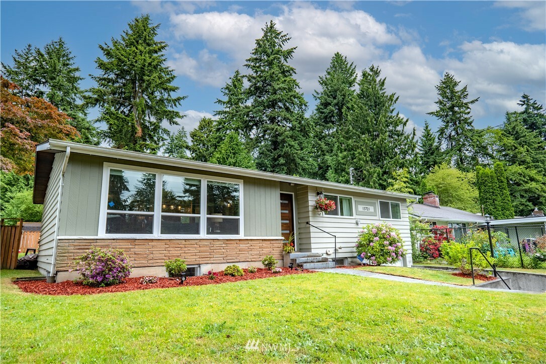 15721 Wallingford Avenue N  Shoreline WA 98133 photo