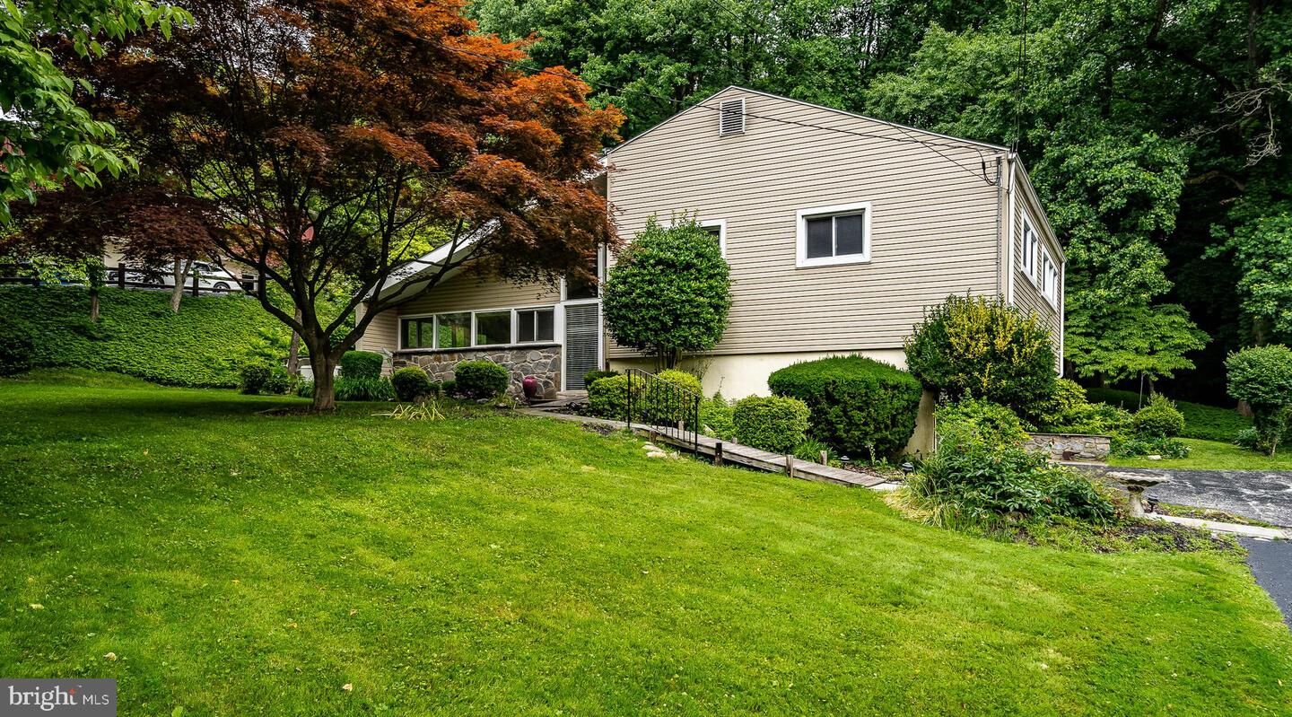 Property Photo: 555 Upper Weadley Road PA 19087