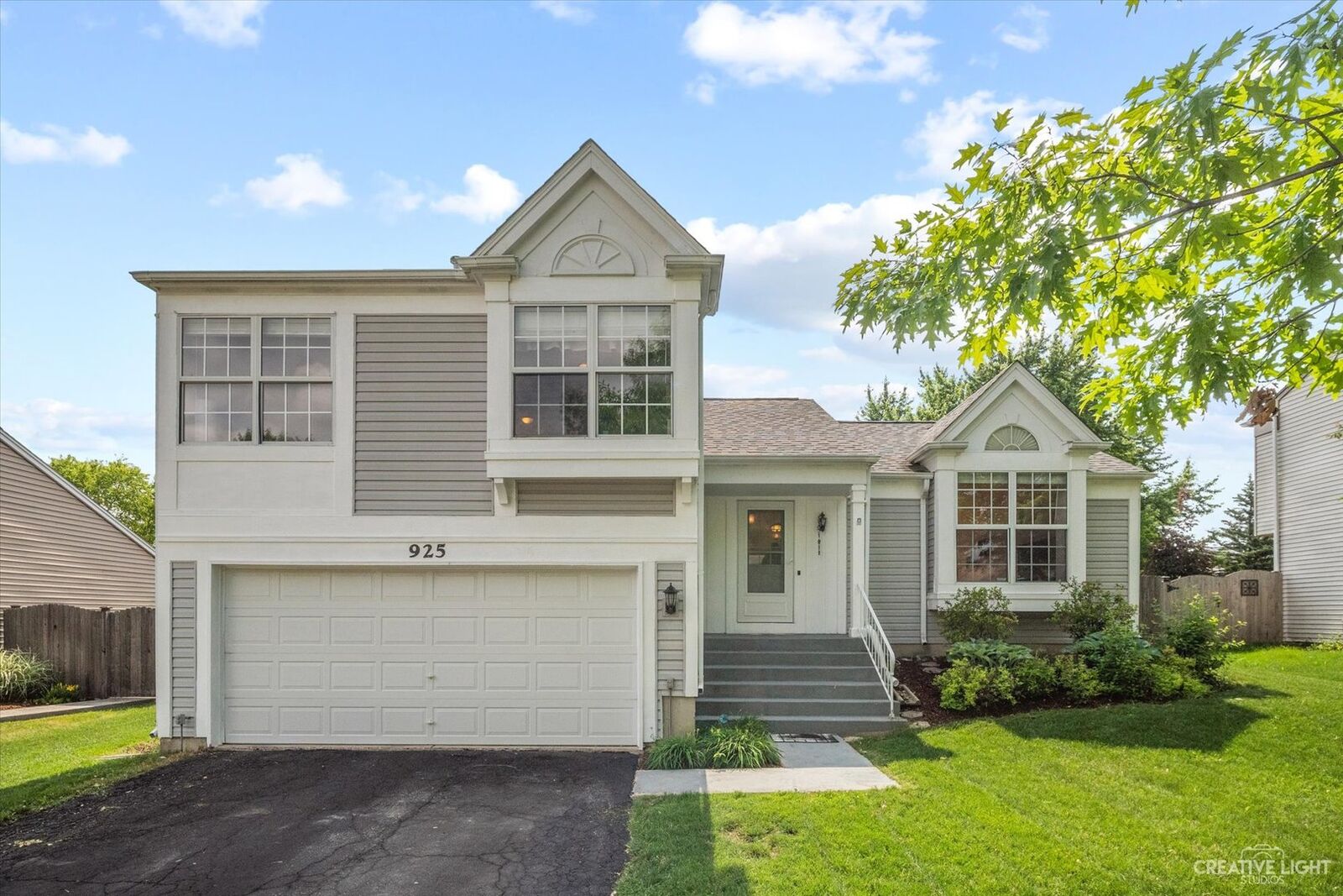 Property Photo: 925 Baltusrol Drive IL 60123