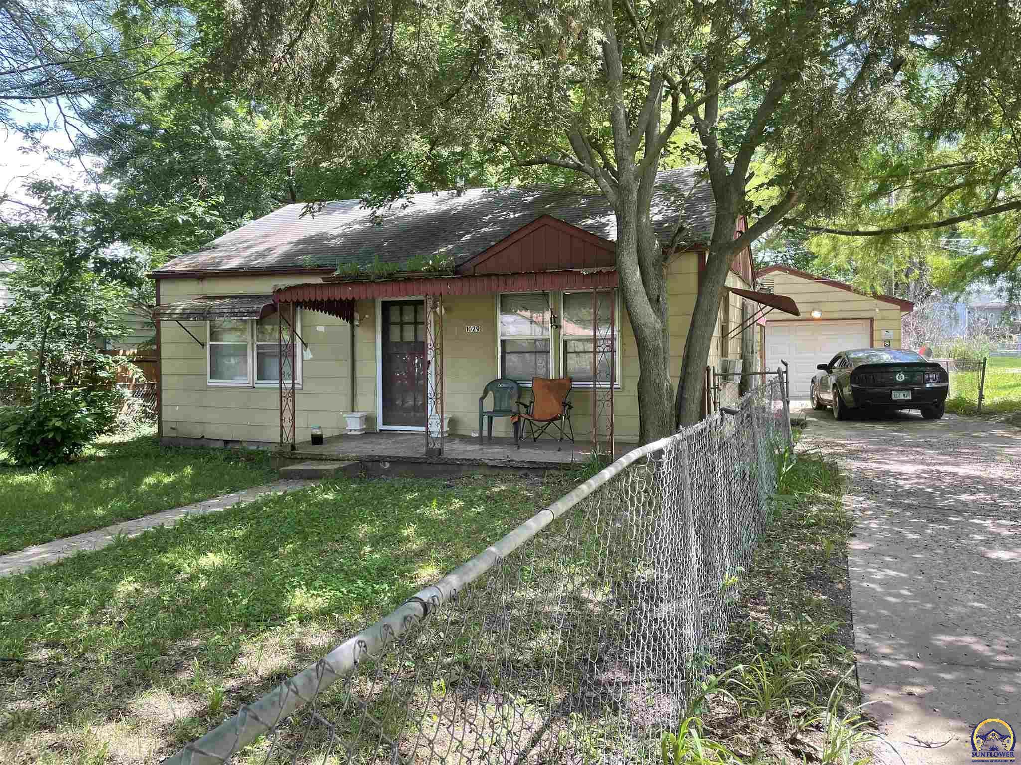 Property Photo:  1029 SE Pinecrest Dr  KS 66605 