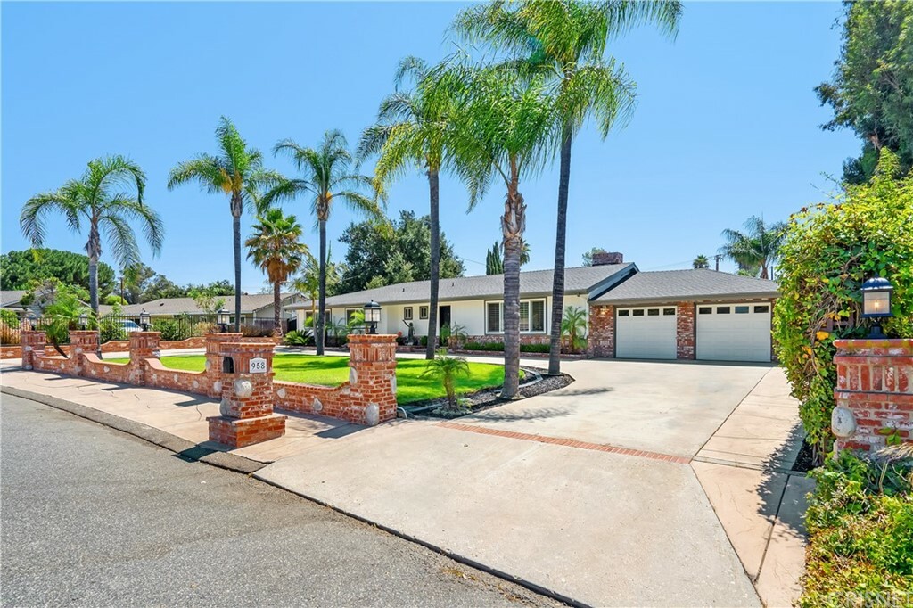 Property Photo:  958 Waverly Heights Drive  CA 91360 