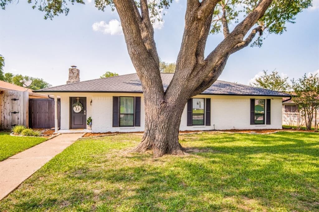 Property Photo: 1637 Chisolm Trail TX 75077