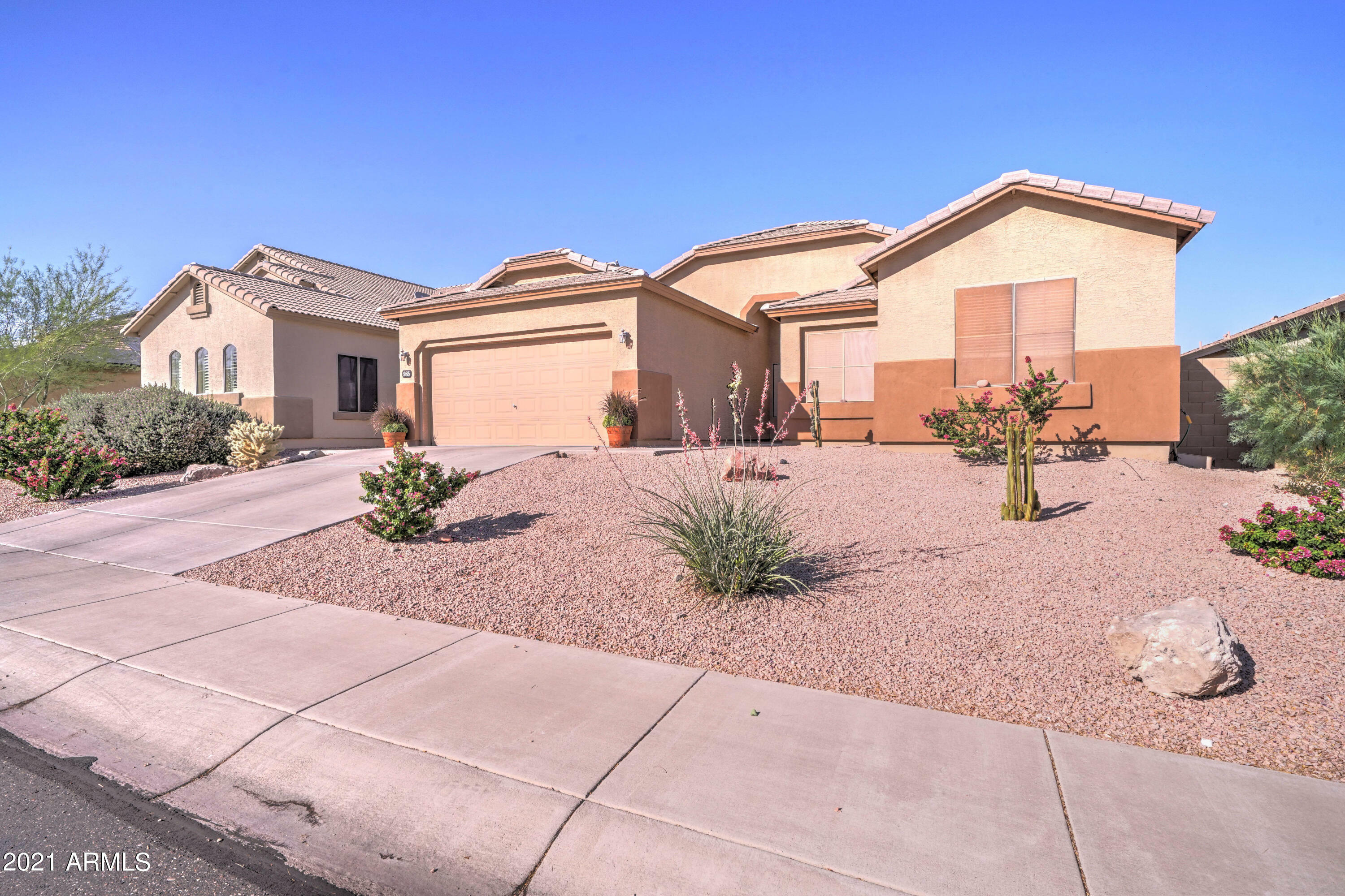 Property Photo:  985 S 241st Avenue  AZ 85326 