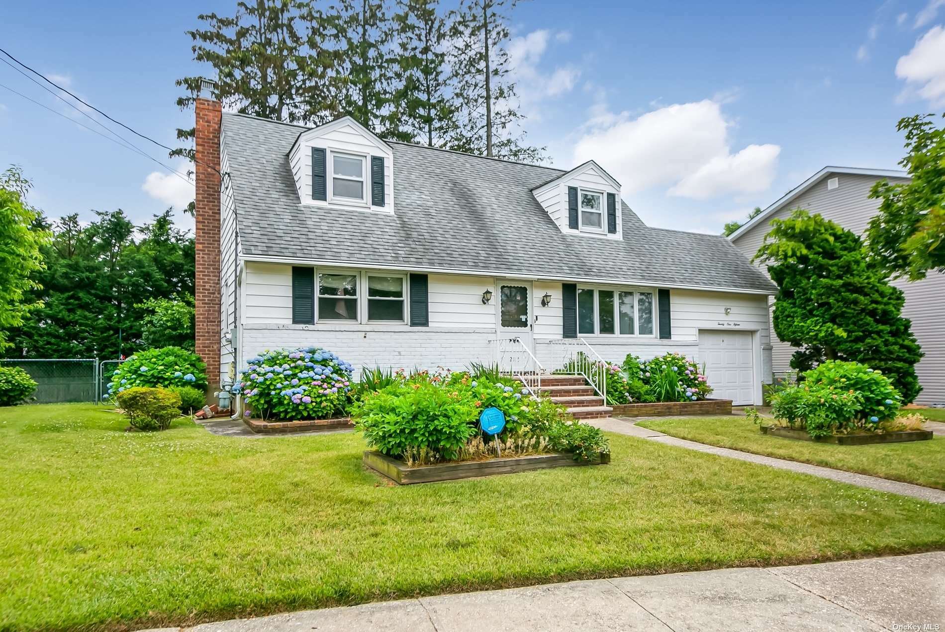 Property Photo:  2115 Wantagh Park Drive  NY 11793 