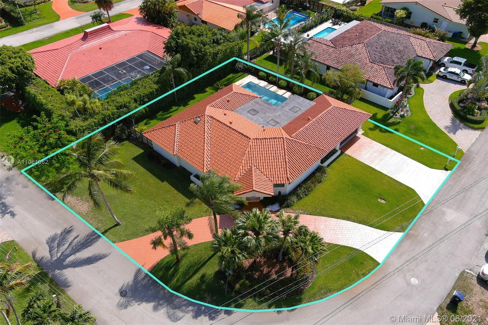 Property Photo: 6810 N Saint Andrews Dr FL 33015