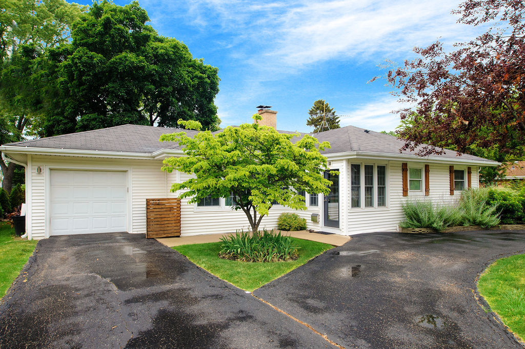 Property Photo: 1212 W Hawthorne Street IL 60005