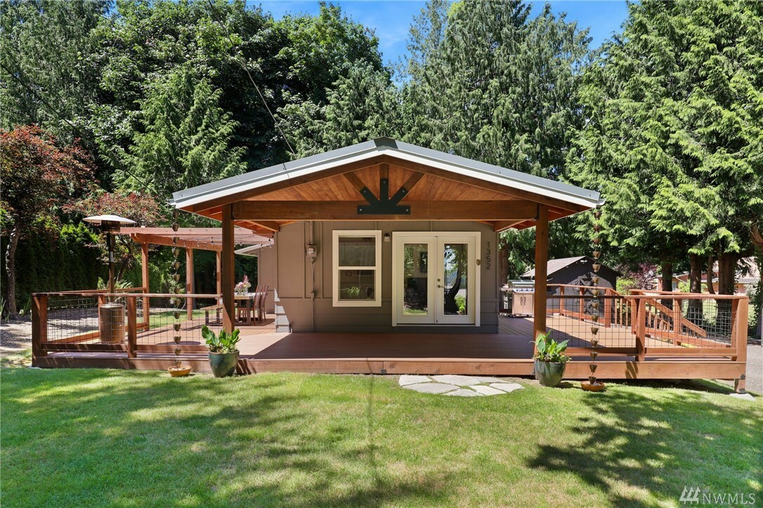 Property Photo:  1352 Puget Dr E  WA 98366 