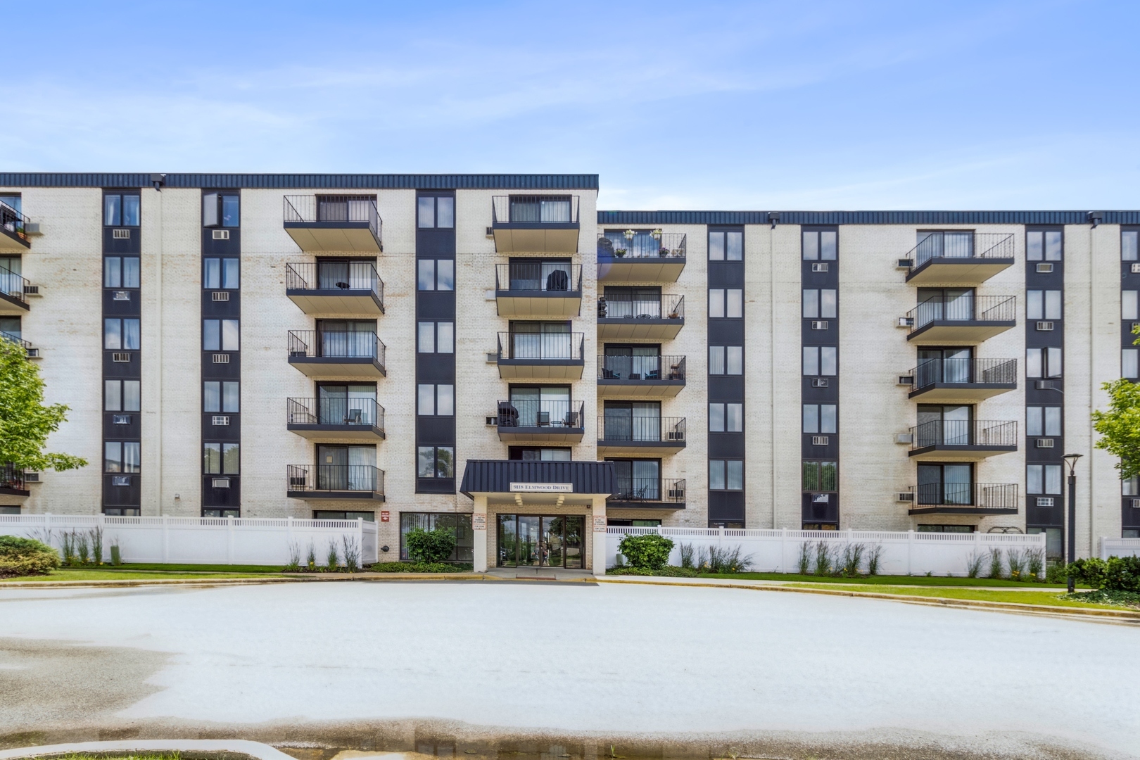 Property Photo: 9118 W Elmwood Drive 3J IL 60714