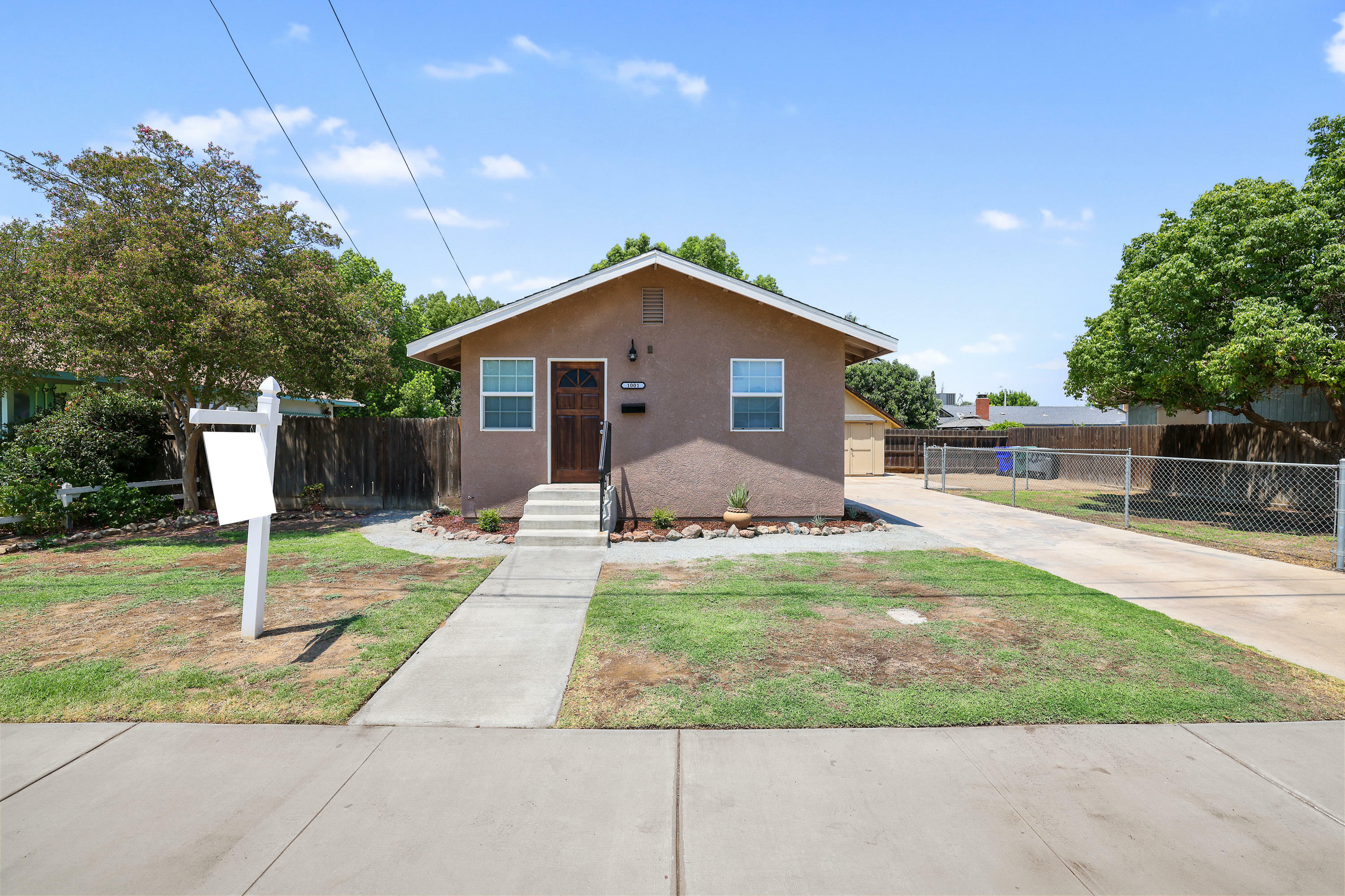 Property Photo:  1001 W Maple Street  CA 93221 