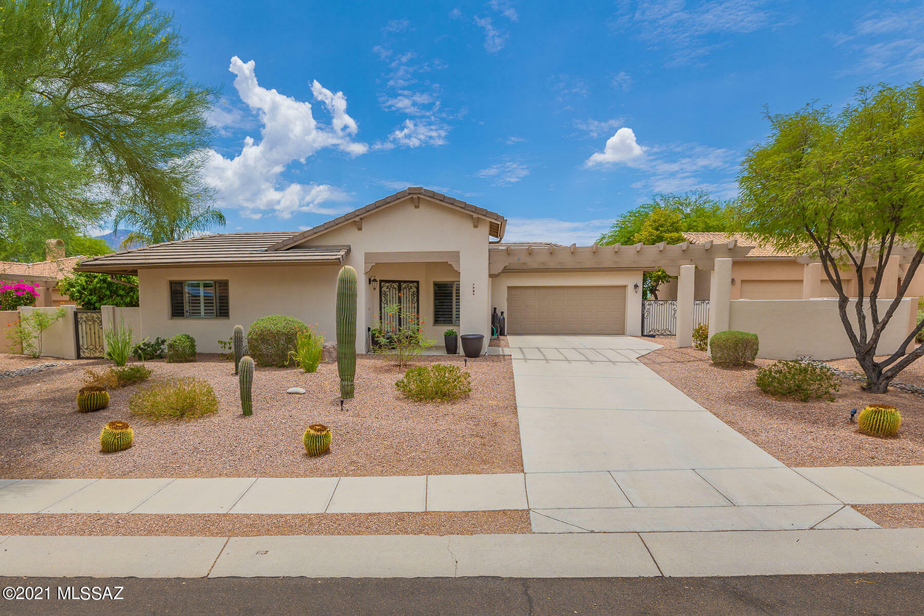 Property Photo:  449 W Sunview Drive  AZ 85755 