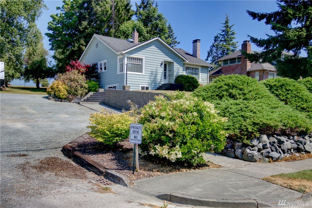 Property Photo:  622 N 8th St  WA 98273 