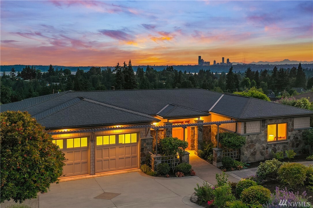 Property Photo:  9413 Vineyard Crest  WA 98004 