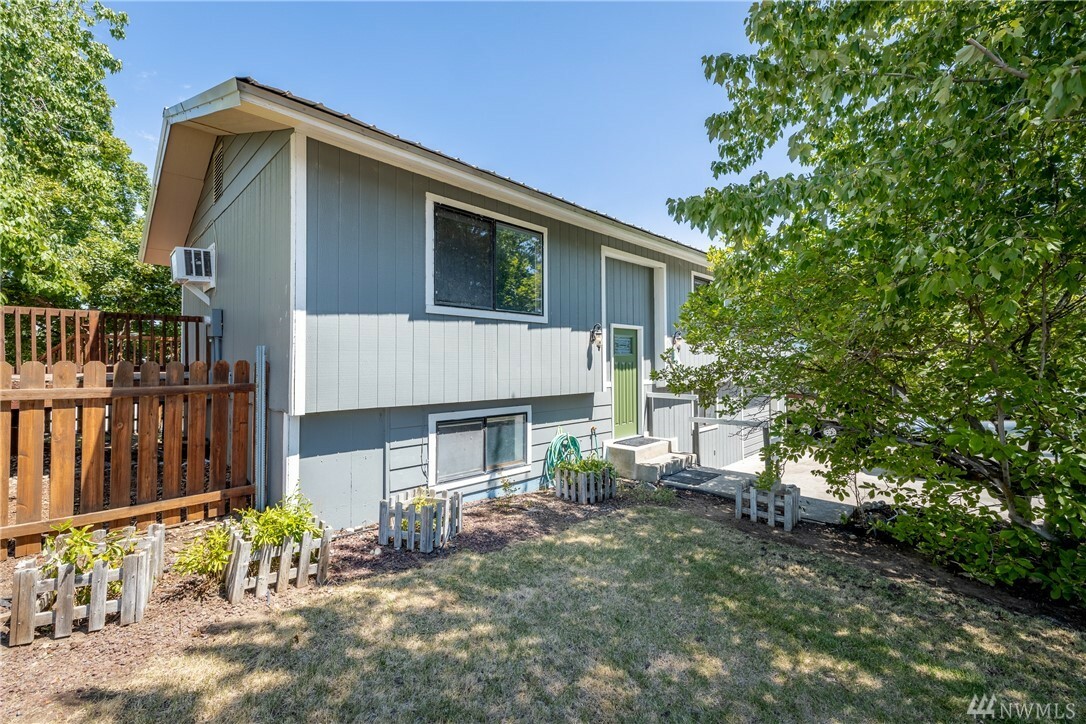 Property Photo:  205 Wilshire  WA 98802 