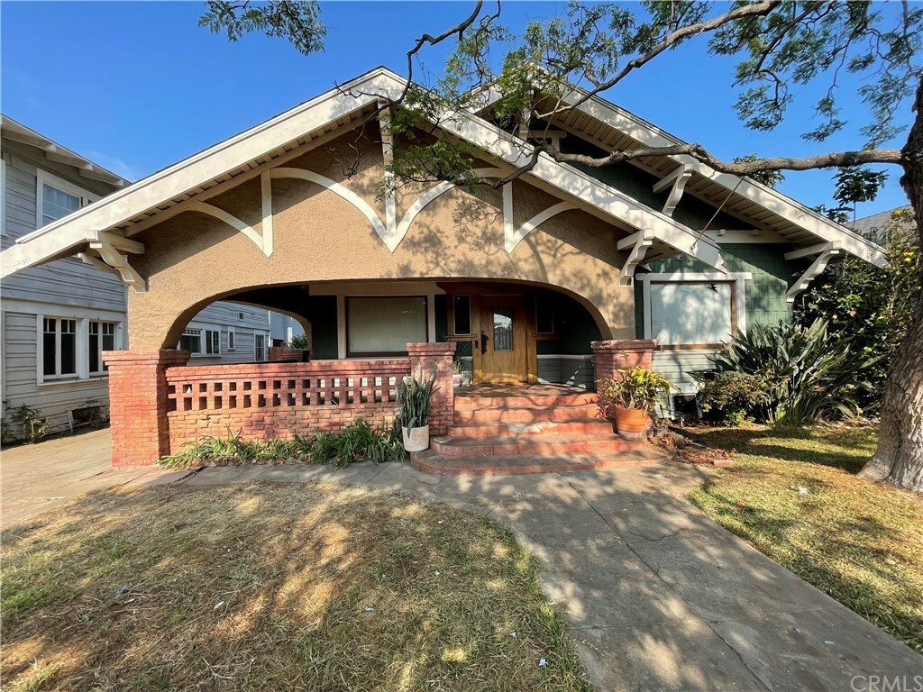 Property Photo:  1926 6th Avenue  CA 90018 