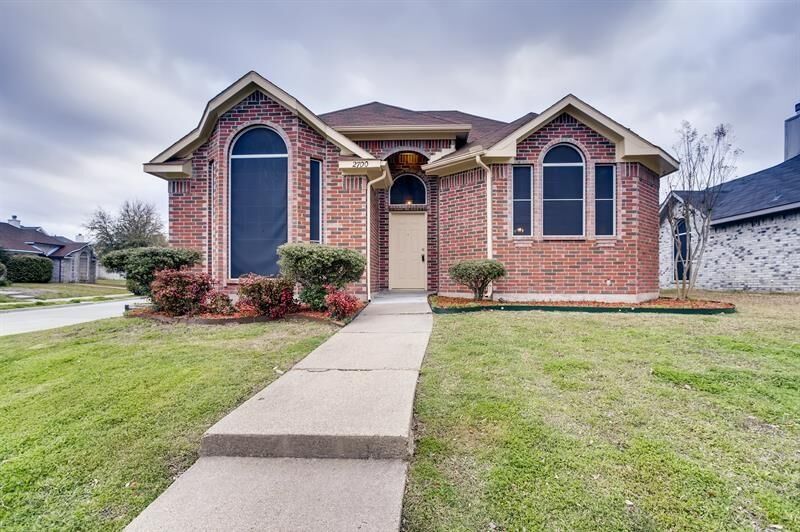 Property Photo: 2700 Clearwater Drive TX 75181
