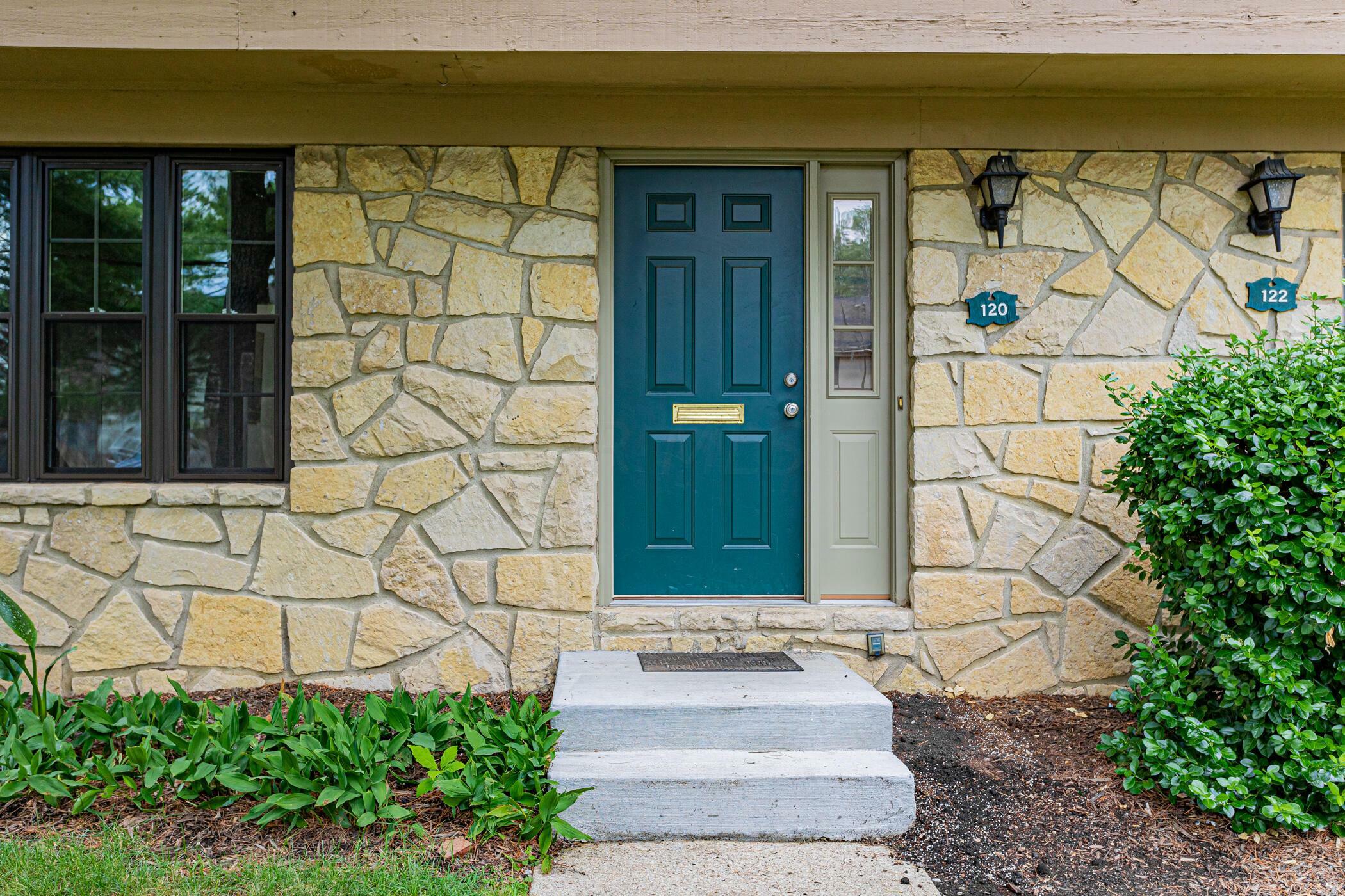 Property Photo:  120 Stornoway E Drive  OH 43213 