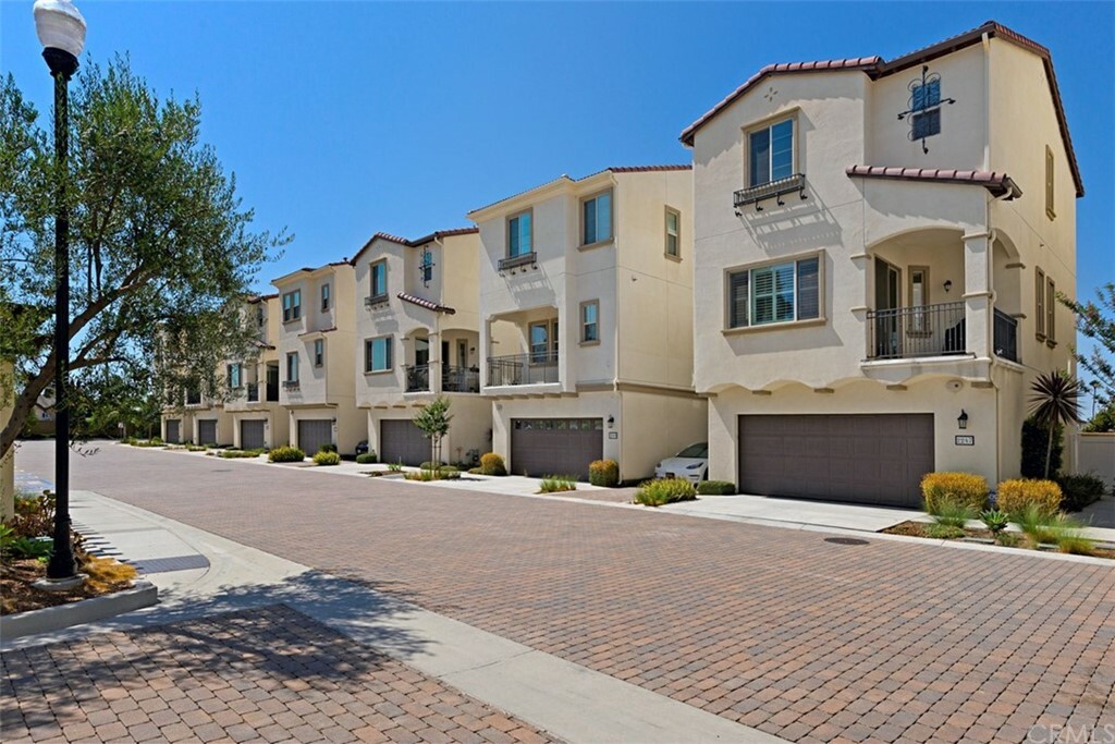 Property Photo:  2247 W Anacasa Way  CA 92804 