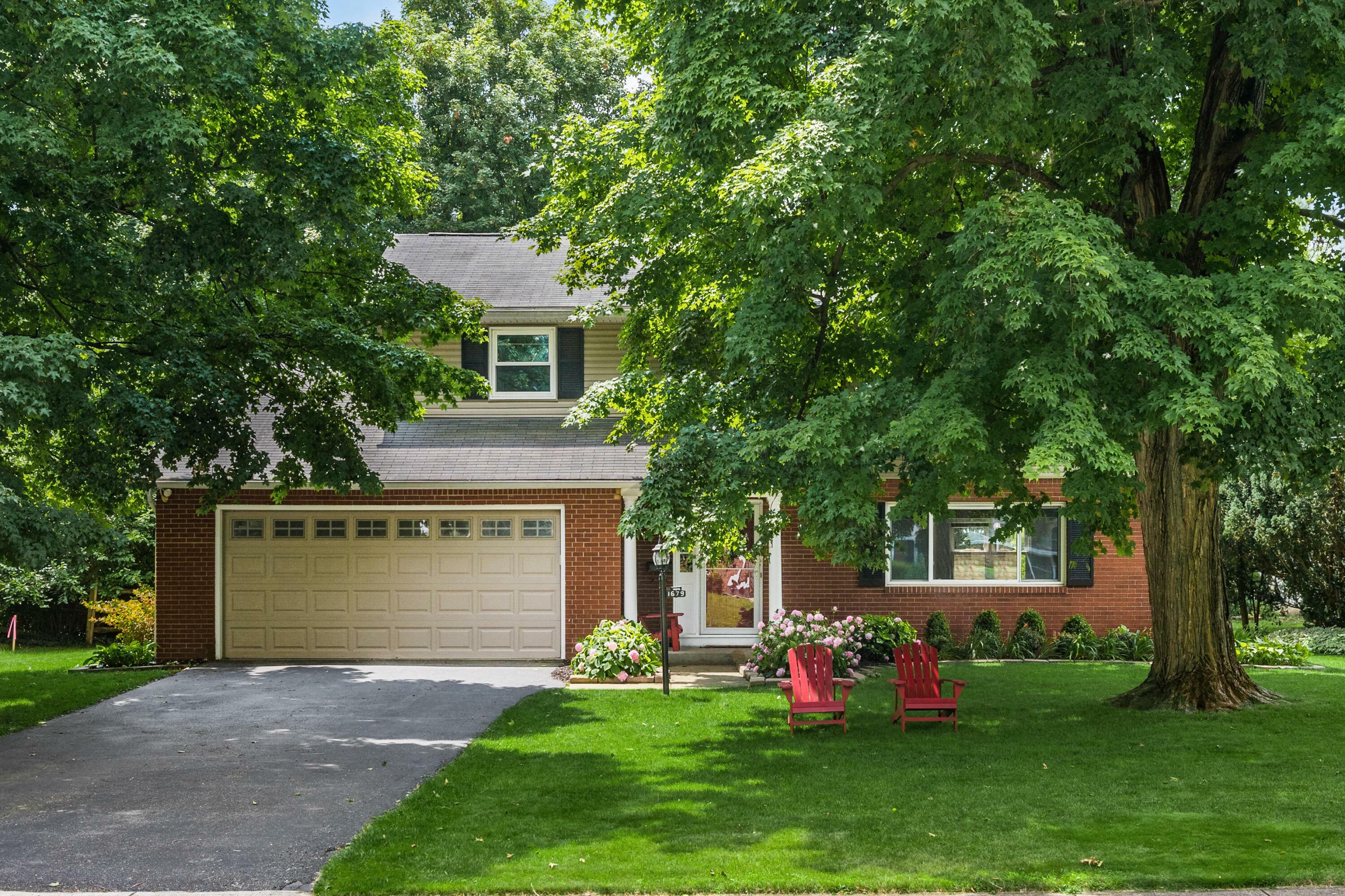 Property Photo: 1679 Sussex Court OH 43220