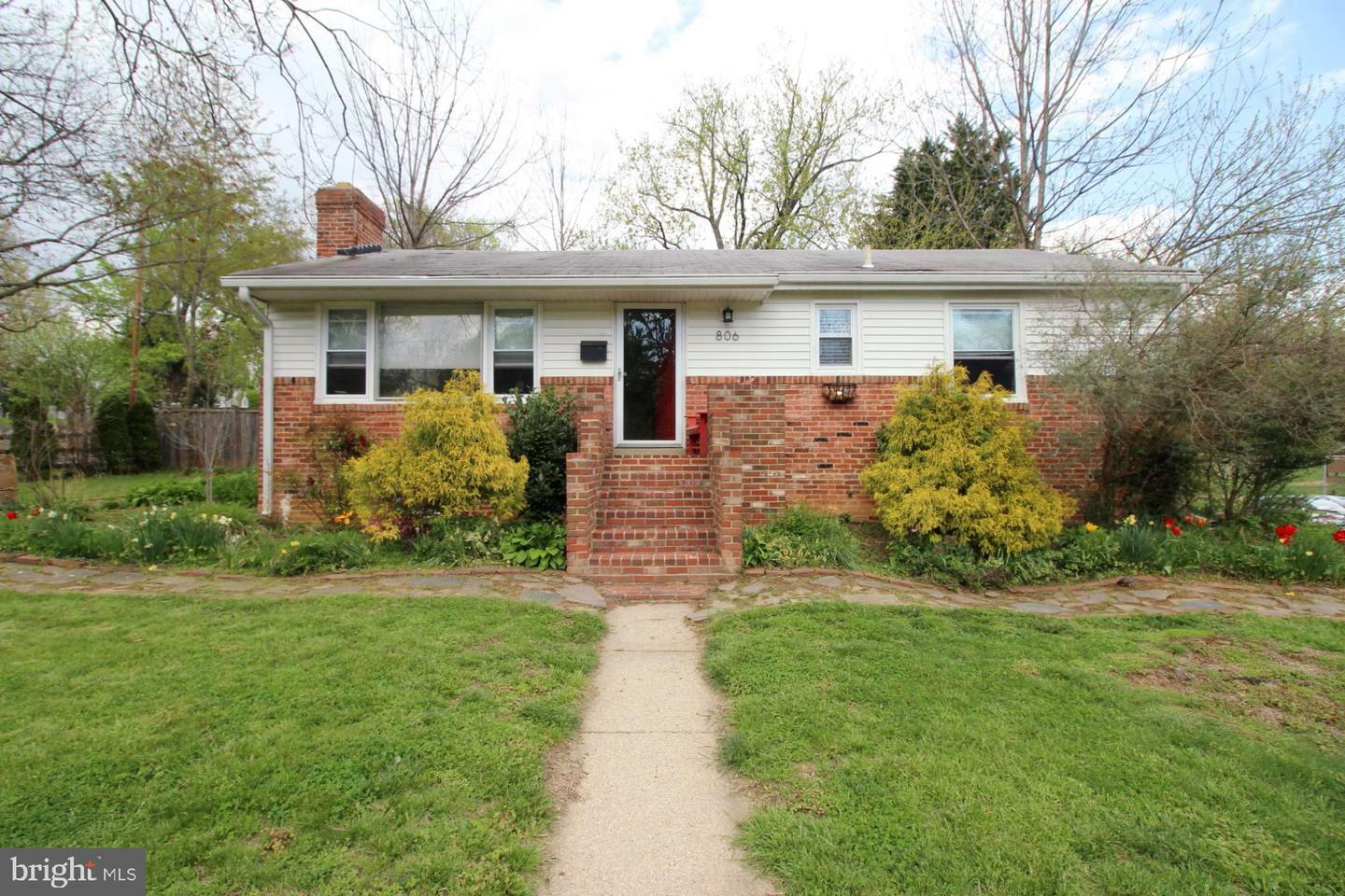 Property Photo: 806 Randolph Street VA 22046