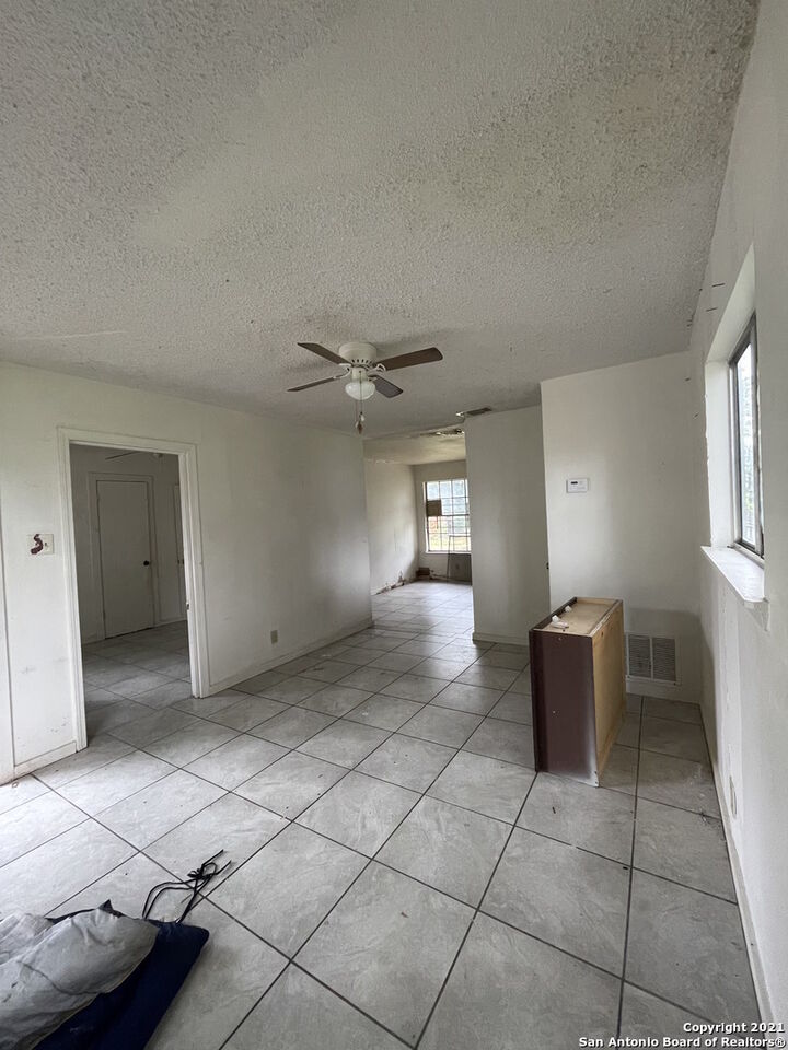 Property Photo: 121 Ardmore St TX 78237