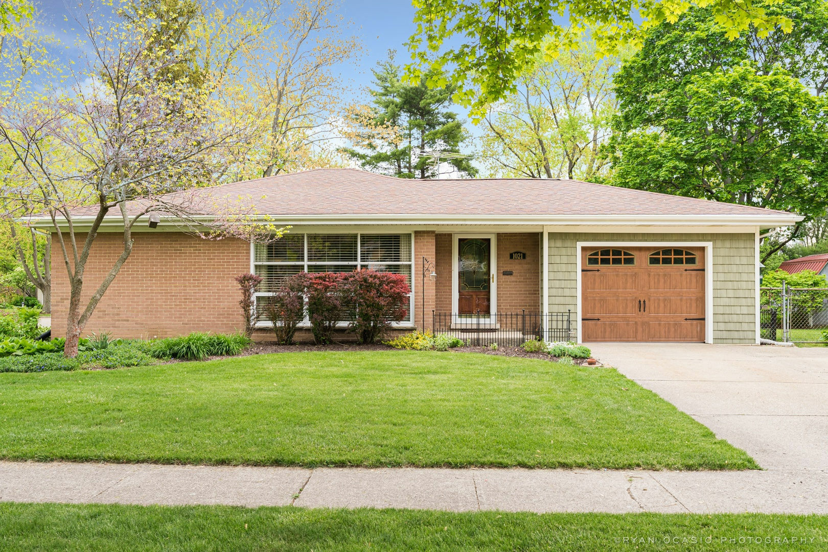 Property Photo:  1021 Memory Court  IL 60137 