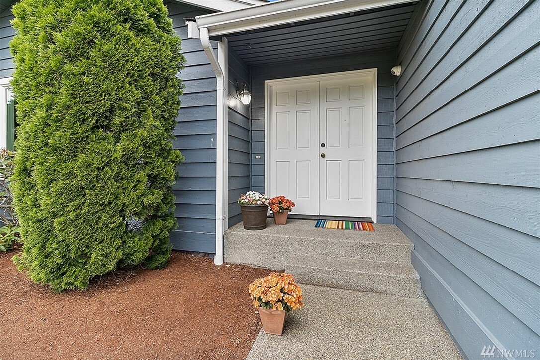 Property Photo: 3901 Larchmont Ave NE WA 98422