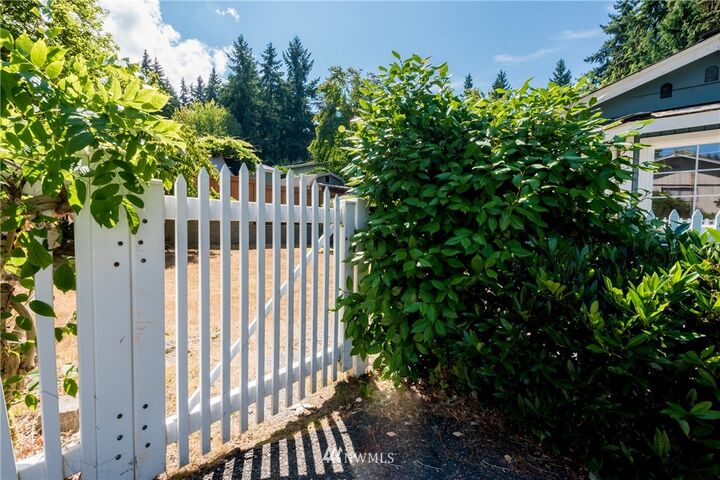 Property Photo: 10907 NE 47th Street WA 98033