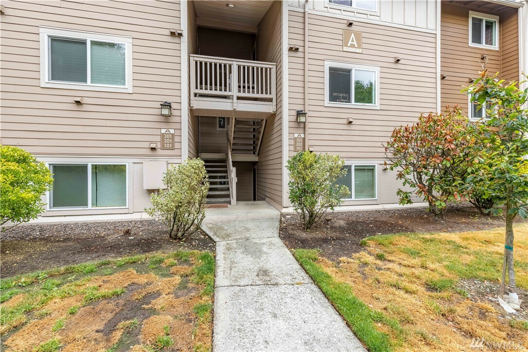 Property Photo:  14002 NE 181st Place A102  WA 98072 