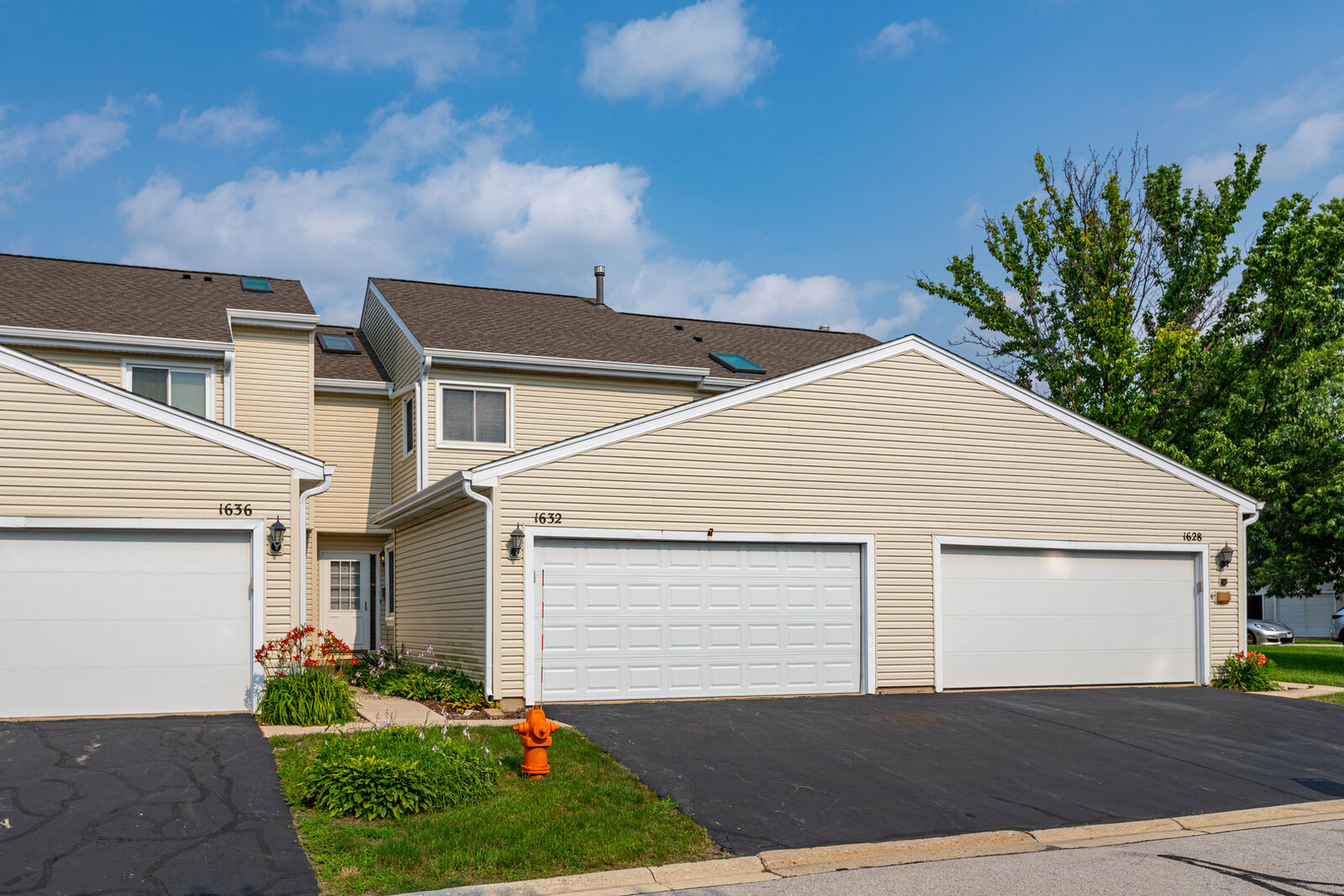 Property Photo: 1632 Hilton Head Drive IL 60563