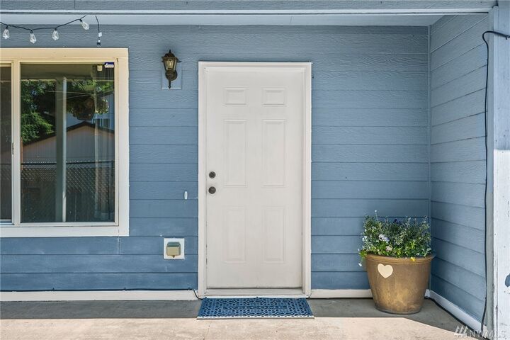 Property Photo: 611 Washington Ct WA 98532