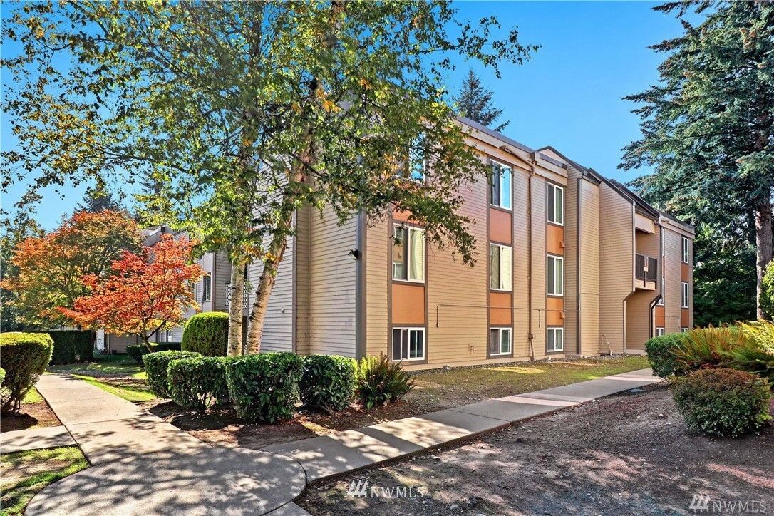 Property Photo: 14600 NE 32th Street I-9 WA 98007
