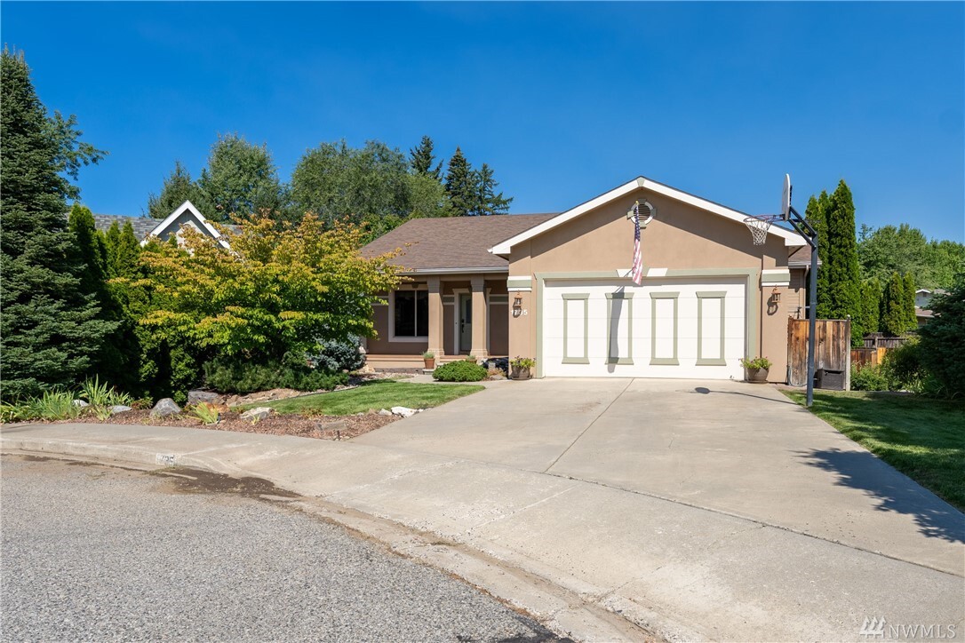 Property Photo: 1735 Manhattan Dr WA 98802