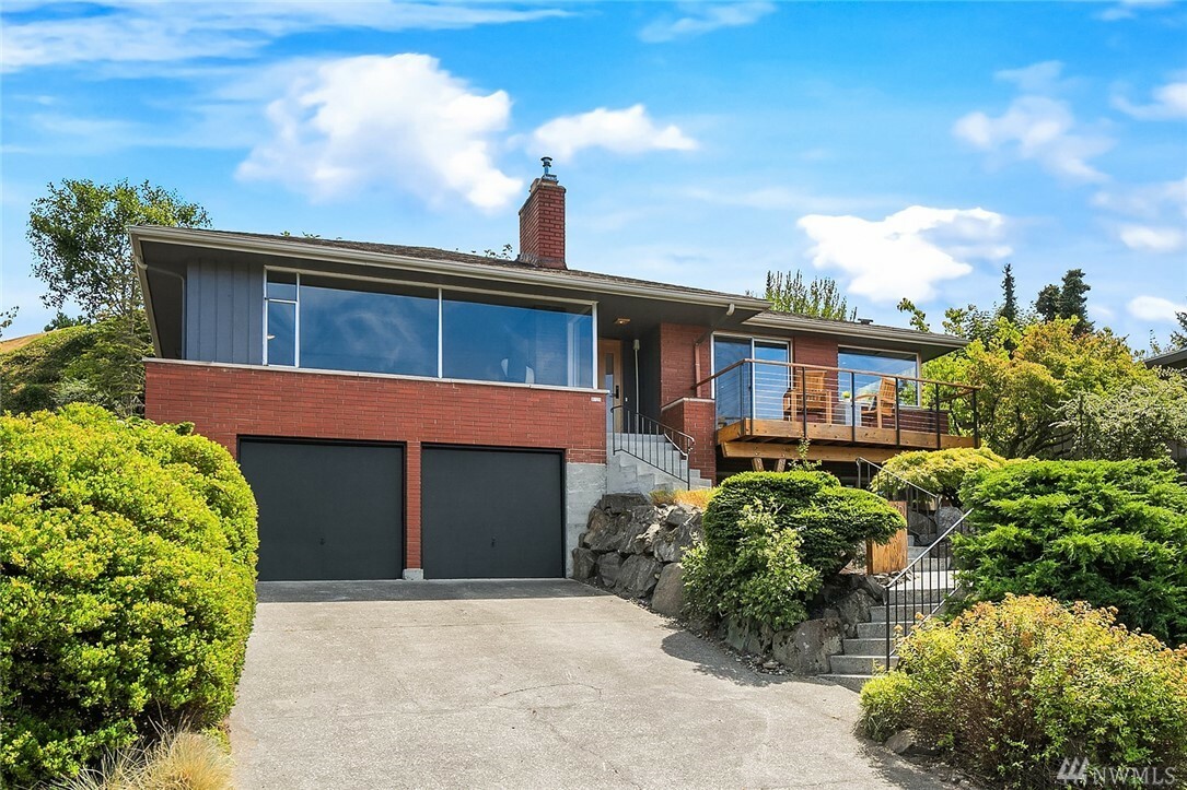 Property Photo: 8720 Fauntlee Crest SW WA 98136