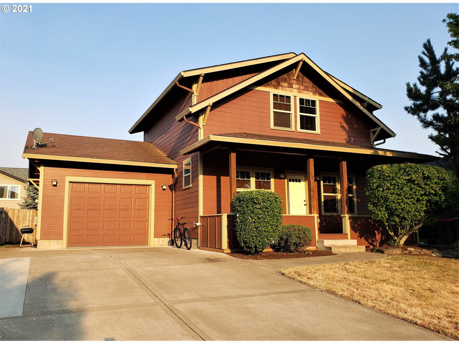 Property Photo: 223 SE Hope Ct OR 97378