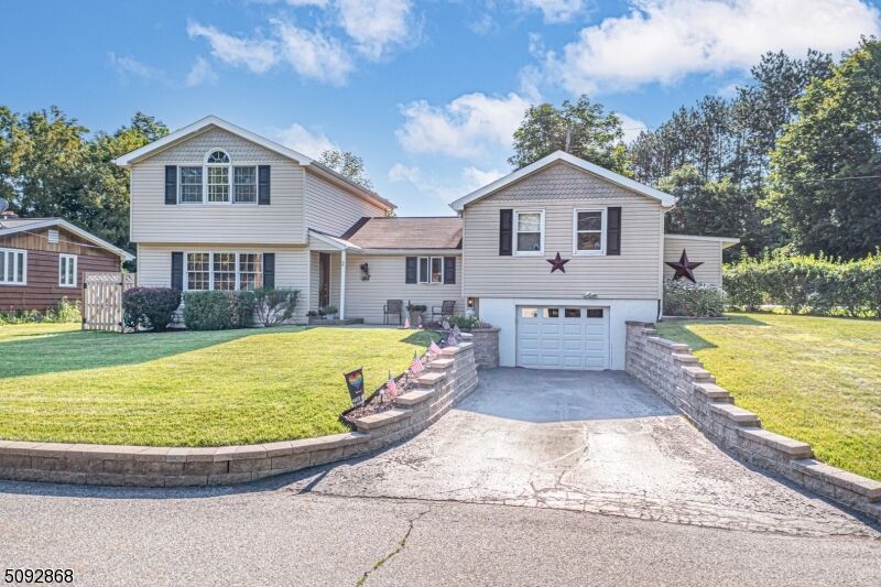 Property Photo:  2 Ridgeview Ct  NJ 07460 