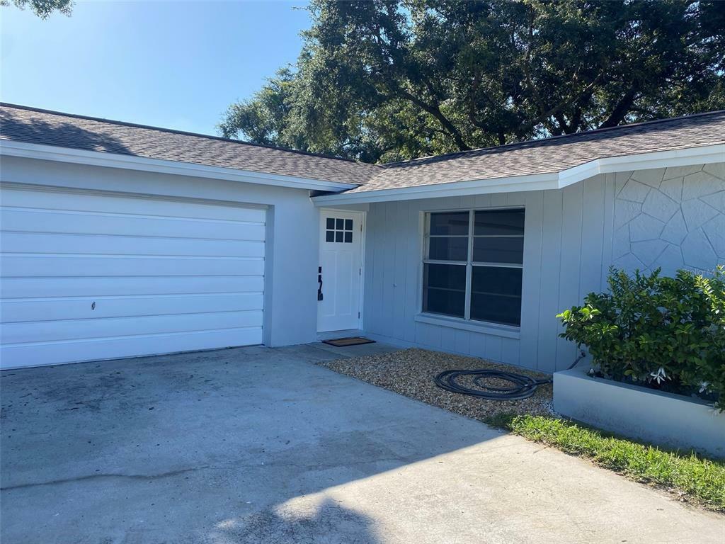 Property Photo: 2212 Valleybrook Avenue FL 33594