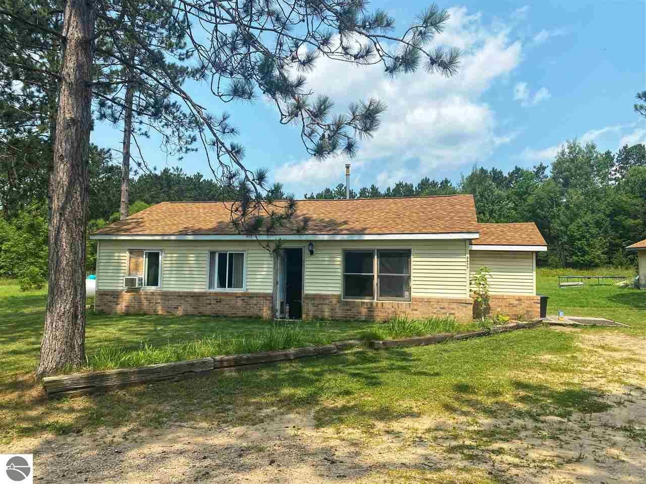 Property Photo: 2655 E County Line Road MI 49649