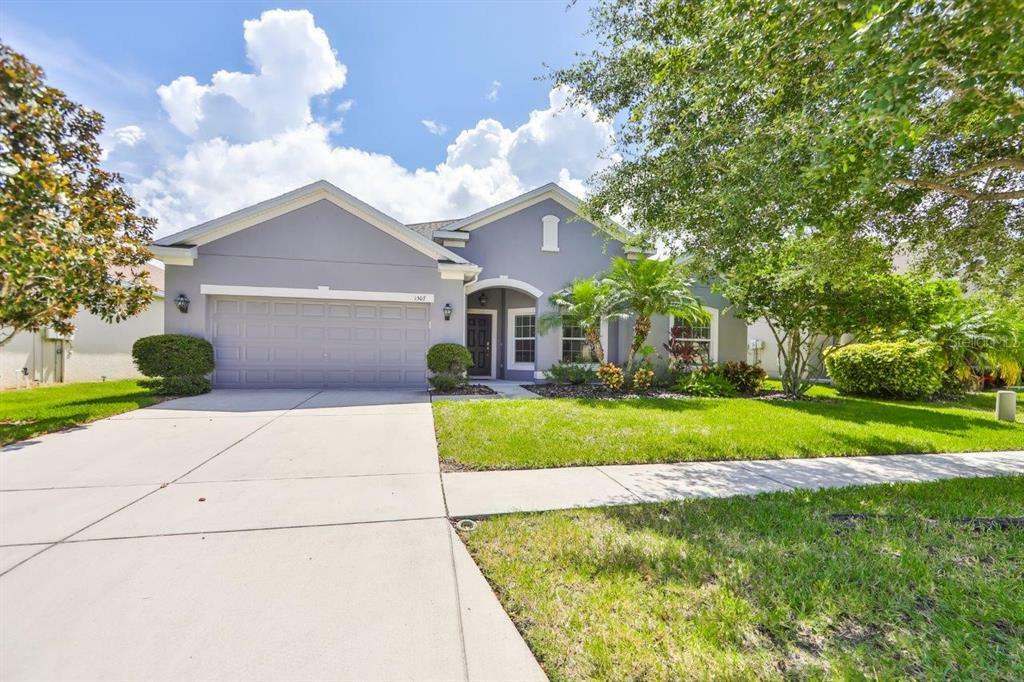 Property Photo:  1507 Yale Castle Court  FL 33570 