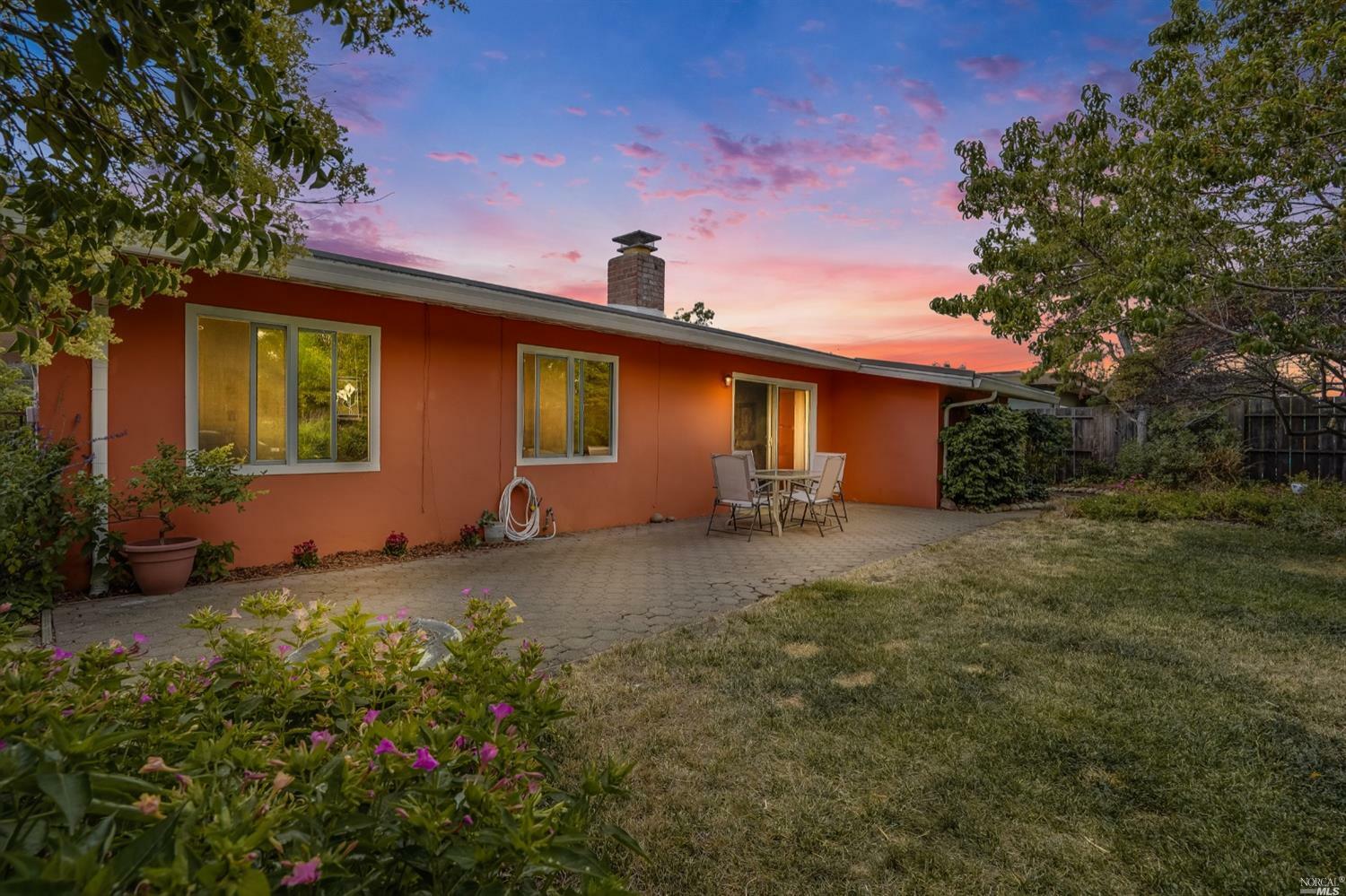 Property Photo:  1049 Adrian Way  CA 94903 