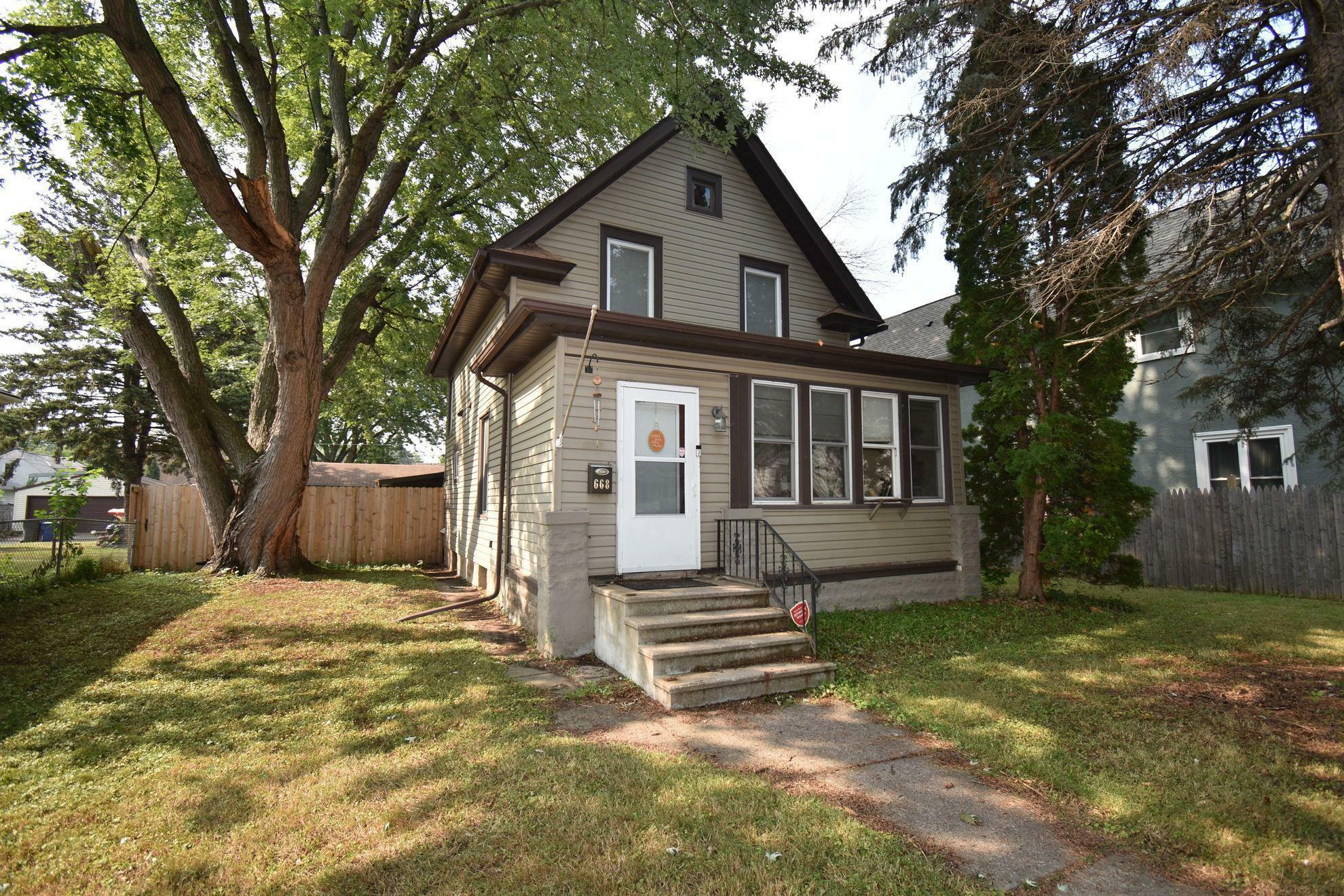 Property Photo:  668 Cottage Avenue E  MN 55106 